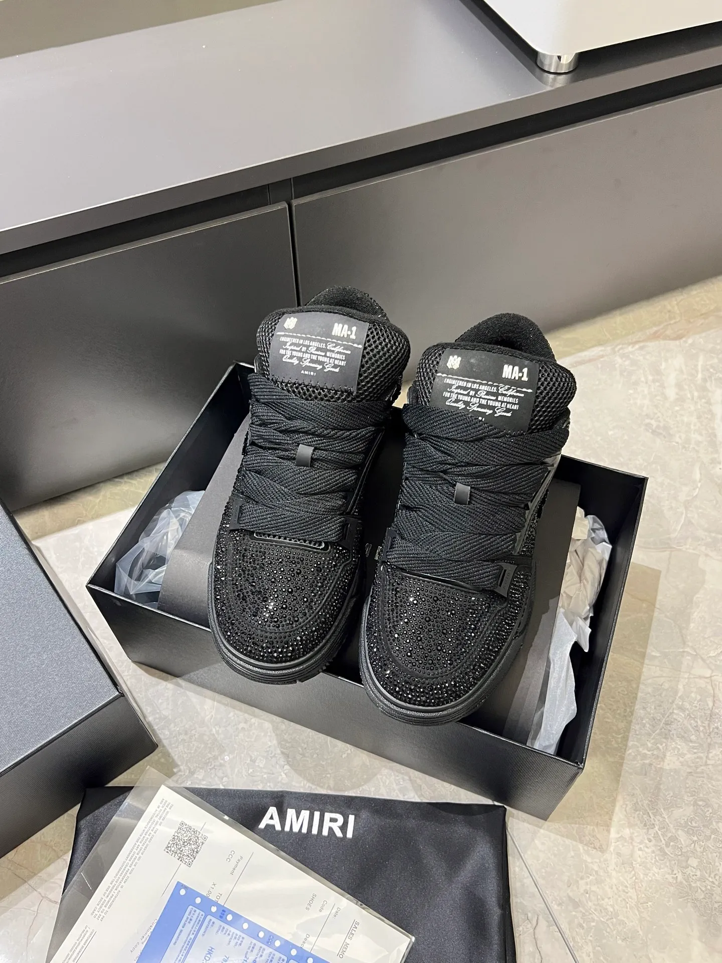 Men's men's shoes 💰p720 [AMIRI] 2025 spring and summer series new sneakers, new 🆕 bread shoes, bread shoes have a very special big tongue design, thickened outsole, rounded toe, oversized rubber sole and perforated star details, whoever wears them will look better! The appearance is responsible, the feet are retro and handsome! Size: 38-45